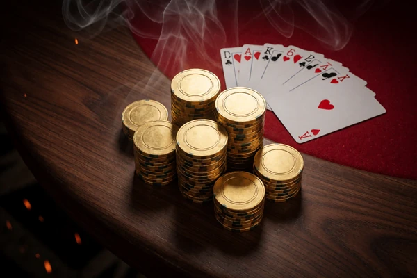 Goldene Casino-Chips und Spielkarten als Symbol f&uuml;r den w&ouml;chentlichen Reload-Bonus